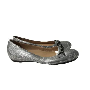 Shoes Flats By Naturalizer In Silver, Size: 8